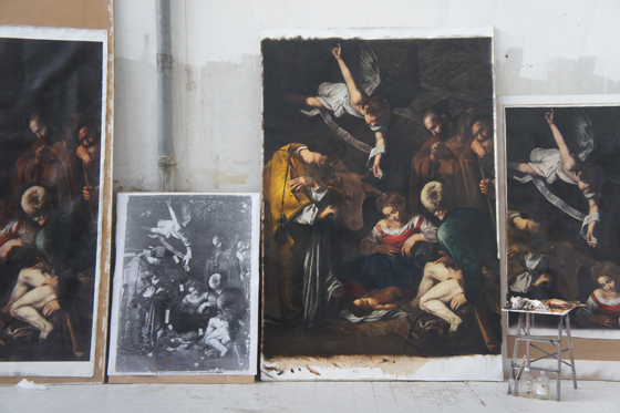 Vista general del estudio de Factum Arte durante la recreación de La Natividad con San Lorenzo y San Francisco de Caravaggio. Fotografía: Factum Foundation.