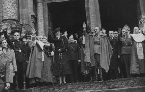 Franco y Carmen Polo, ante el Pórtico de la Gloria en 1938. Fuente: EFE, vía El País.